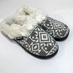 Muk Luks slippers size medium 7-8 gray and white